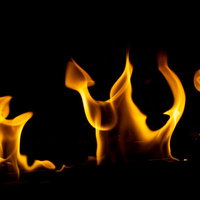 下からの火が立ち上がる炎の背景素材の写真