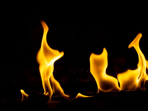 黒背景に立ち上がるオレンジ色の小さな火がメラメラ