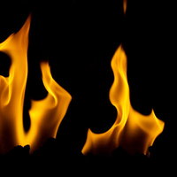 黒い背景に燃え上がる火炎のエネルギッシュな炎の写真