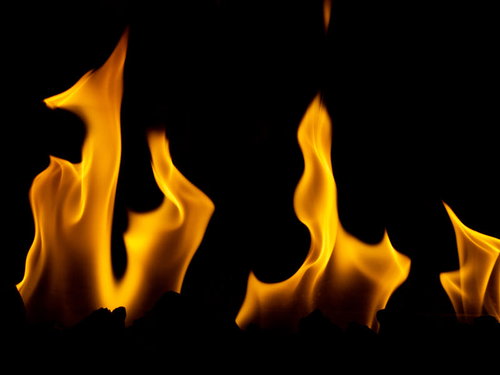 黒い背景に燃え上がる火炎のエネルギッシュな炎