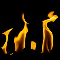 黒背景でメラメラ燃え上がる炎の写真の写真