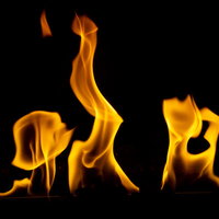 ラメラと炎がメラメラと燃える暖炉の躍動感あふれる火炎の写真