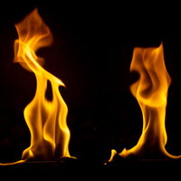 黒背景に高く燃え上がるメラメラとした炎の躍動感の写真