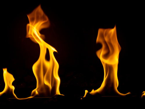 黒背景に高く燃え上がるメラメラとした炎の躍動感