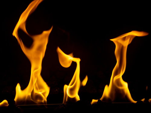 黒背景に燃え上がるメラメラの炎のグラデーション