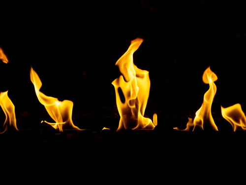 黒背景に立ち上がるオレンジと黄色の炎メラメラ
