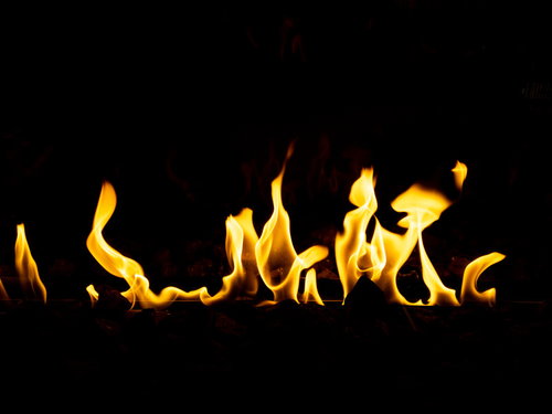 黒背景に勢いよくメラメラと立つ炎のテクスチャ