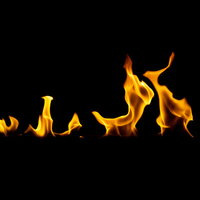 黒背景でメラメラと揺れる炎のダイナミックな炎の写真