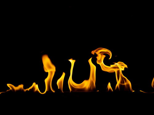 黒背景に立ち上がるファイヤーパターンの炎