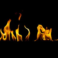 黒背景に立ち上がる炎がメラメラと力強く燃え上がるの写真