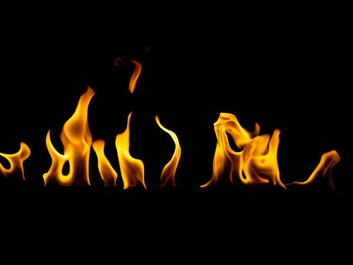 黒背景に立ち上がる炎がメラメラと力強く燃え上がる