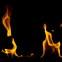 黒背景にゆらりと燃える炎のテクスチャーの写真