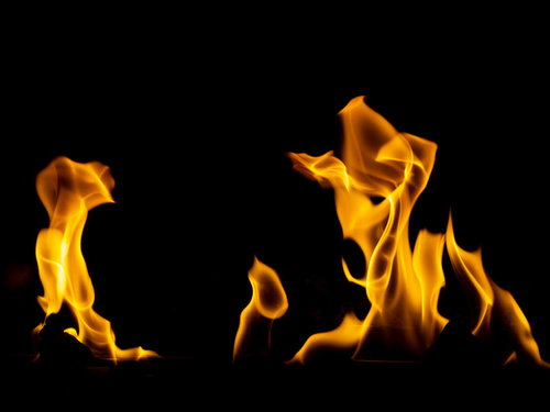 黒背景でメラメラ燃え上がる炎のエネルギー