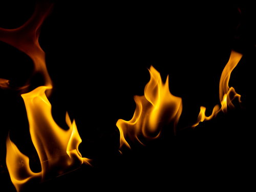 黒い背景に立ち上がる炎とメラメラと燃える火
