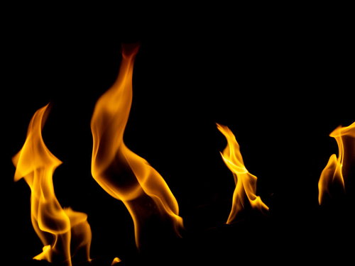 黒背景に立ち上がるオレンジ色のメラメラした炎