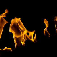 黒背景で力強く燃え上がる火力アップの炎とメラメラした火の写真