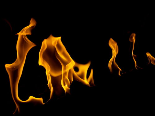 黒背景で力強く燃え上がる火力アップの炎とメラメラした火