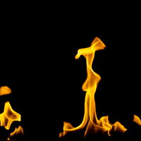 黒背景に燃え上がるメラメラとした炎のエネルギーの写真