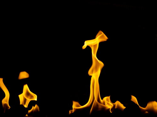 黒背景に燃え上がるメラメラとした炎のエネルギー