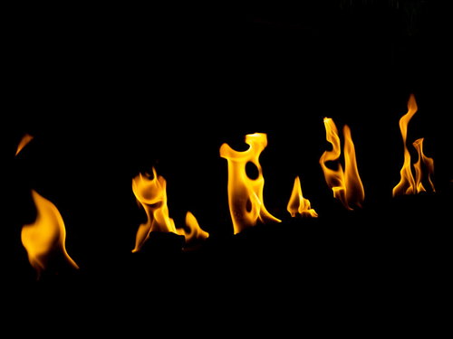 黒背景に左から右へ並ぶ燃え上がる炎のメラメラした炎