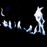 青白く立ち上がるメラメラとした炎の写真の写真