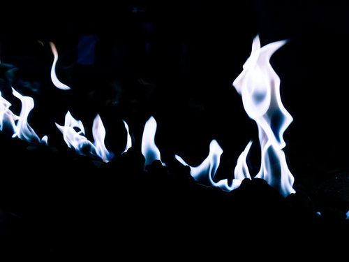 青白く立ち上がるメラメラとした炎の写真