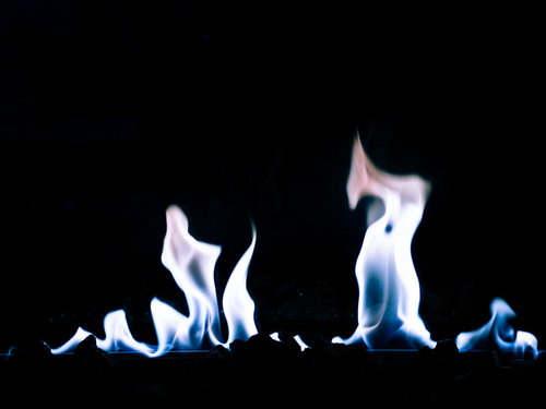 青白く燃え上がるメラメラとした炎と不完全燃焼の複雑な形状