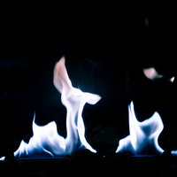 不気味に揺らぐ青い炎とメラメラと燃える火の写真