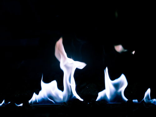 不気味に揺らぐ青い炎とメラメラと燃える火