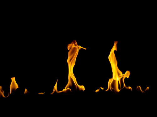 黒背景に立ち上がるオレンジ色の炎のメラメラとした躍動感