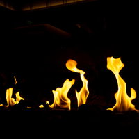 暖炉の中でメラメラと燃える炎の温かい光景の写真