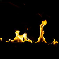 黒背景に燃え上がる気体の炎が立ち上がるの写真