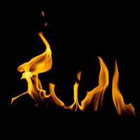 黒い背景にメラメラと燃え続ける炎の写真の写真