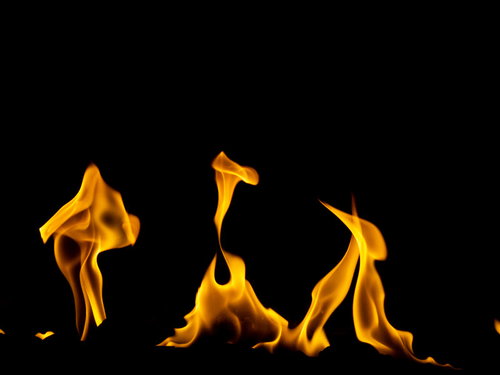 黒い背景に立ち上がる燃え広がる炎とエネルギッシュな火の表現