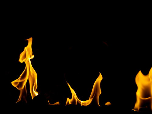 黒背景に燃え上がる燃える炎のダイナミックな炎の