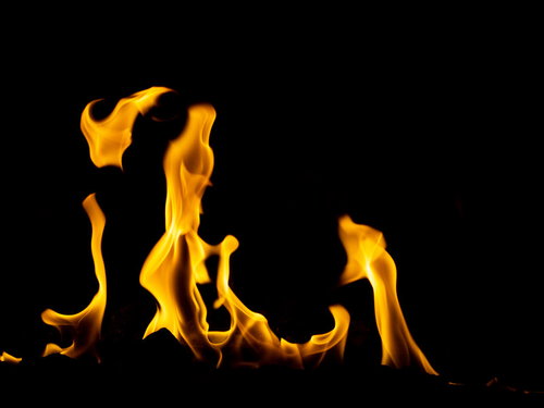 ゆらゆらとメラメラ燃える炎の火が力強く立ち上がる黒背景