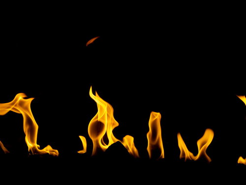黒い背景に横に燃え広がる炎のテクスチャ