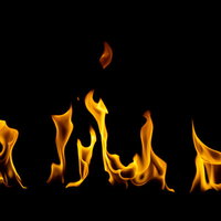 黒背景に燃え上がる火炎のテクスチャの写真