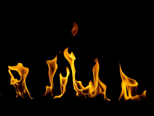 黒背景に燃え上がる火炎のテクスチャ