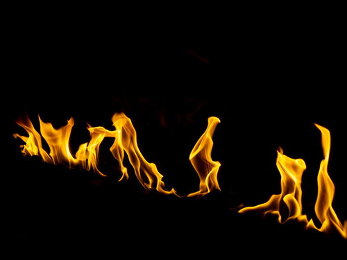 黒背景に立ち上がるメラメラとした炎の背景