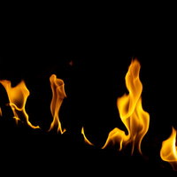 メラメラと立ち上がる炎のエネルギー表現と躍動感の写真