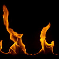 黒い背景に立ち上がる燃え盛る炎のエネルギッシュな背景の写真