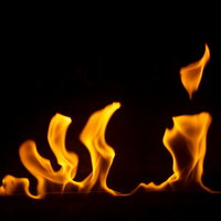黒背景に浮かぶメラメラと赤く燃える炎のエネルギッシュな炎の写真