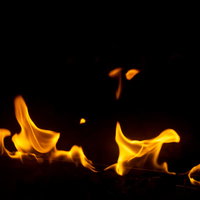 黒背景に赤くメラメラと燃える炎の動的なテクスチャの写真