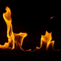 黒背景でメラメラと燃え上がる火と炎が激しく燃え盛るの写真