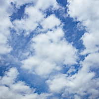 青空にぽっかり浮かぶひつじ雲の晴天風景の写真