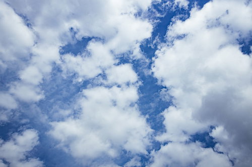 青空に浮かぶフワフワの積雲の綿雲風景