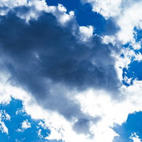 太陽を遮る厚い白い雲が広がる青空と天気予報用背景の写真