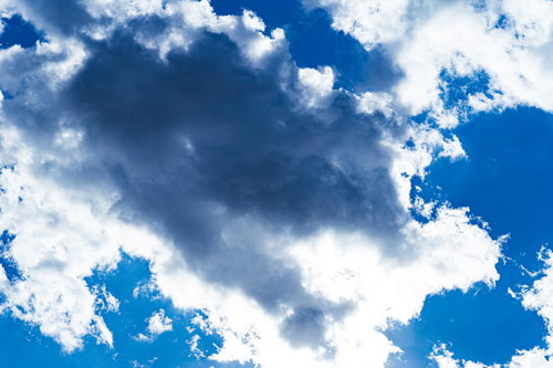 太陽を遮る厚い白い雲が広がる青空と天気予報用背景