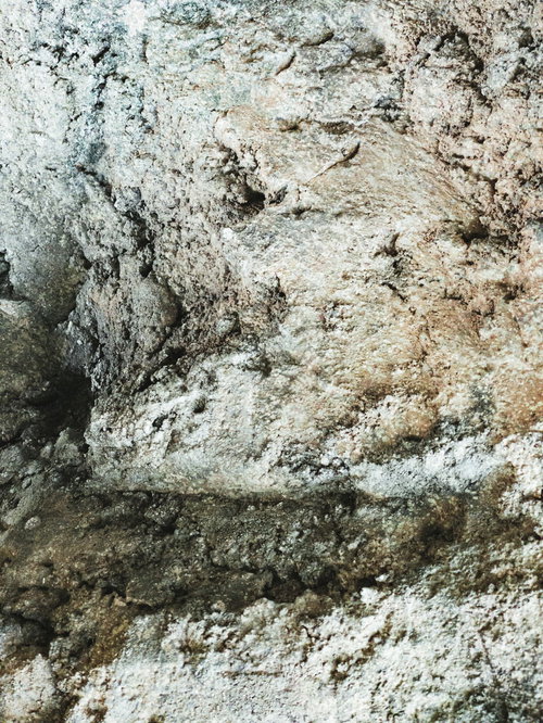 凸凹のコンクリート表面のテクスチャー写真